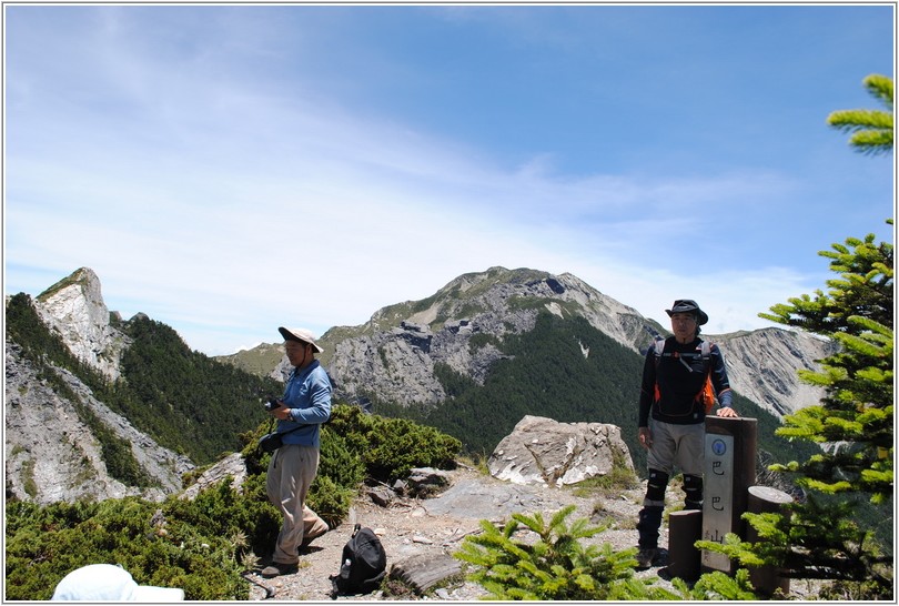 2012-07-13 11-29-14登頂巴巴山主峰當背景.JPG